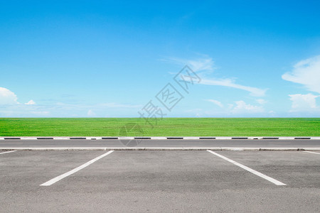 道路指示标空旷的停车场与天空景观背景