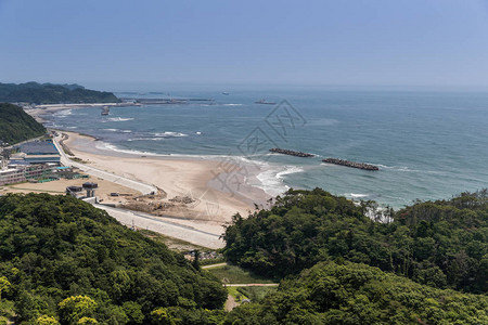 阳光明媚的早晨沙滩岩城和大海的全景图片