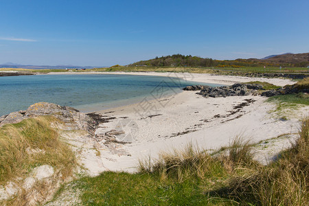 苏格兰白色沙滩和清澈湛蓝的大海Portnaluchaig位于Arisaig以北苏格兰西部英国图片