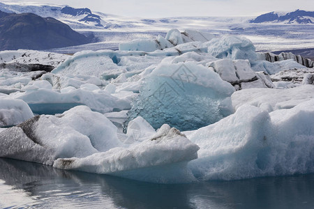 瓦特纳冰川下方著名的冰川泻湖Jokulsarlon的景色漂浮在公海图片