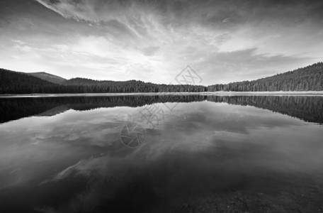 湖与云山黑白图片