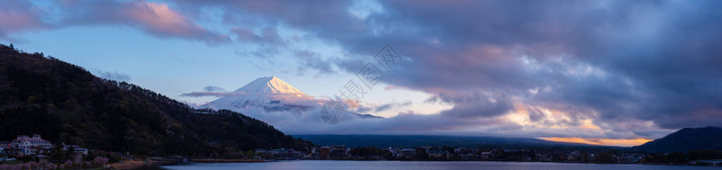 富士山和河口湖的全景图像与河口湖大桥在早晨的时间图片