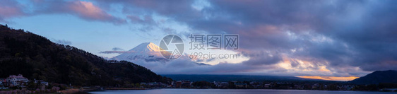 富士山和河口湖的全景图像与河口湖大桥在早晨的时间图片