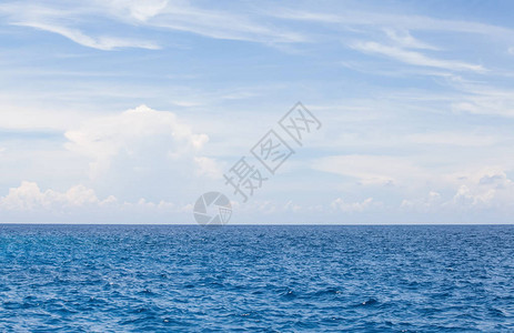 蓝色海水和天空与云彩的自然背景图片