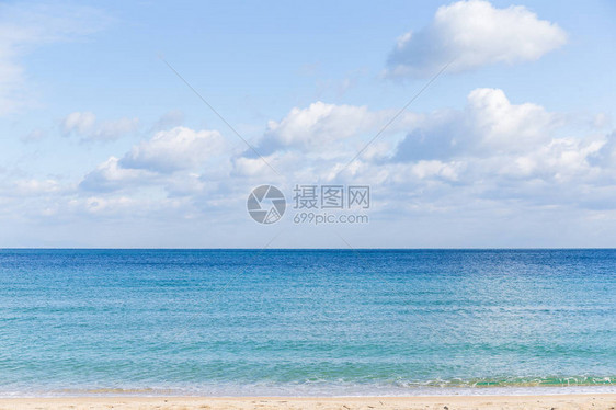 蓝色的大海沙滩图片