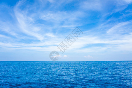 蓝色的大海和天空与白云图片