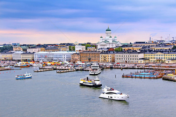 芬兰赫尔辛基市风景与赫尔辛基大教堂南港和市场广Kaup图片