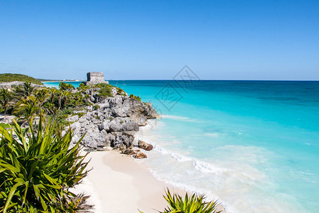 Mexico的美丽海滩上有绿石水图片