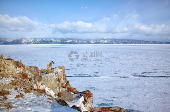 冬季在西伯利亚湖Baikal岛上空的奥尔克洪图片