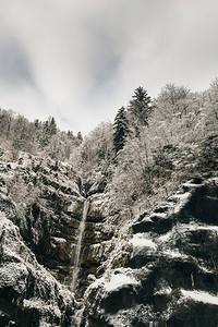 山上的小瀑布冬季景观图片