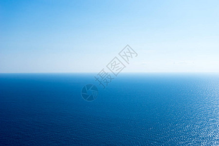 平静的大海和蓝天背景希腊图片