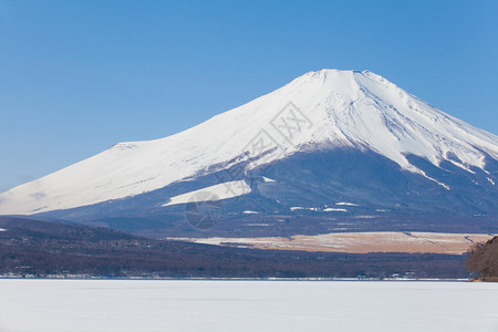 冬季有雪的富士山顶图片