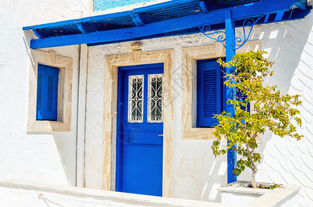 木制蓝门和窗的图示视图与希腊典型的图片