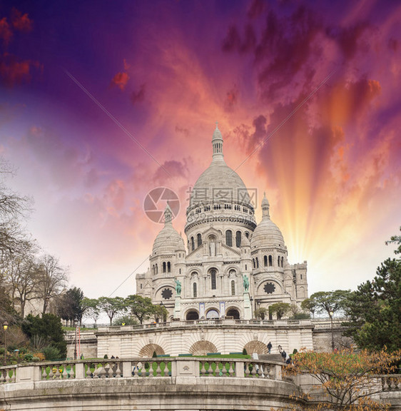 巴黎蒙马特圣心大教堂的美丽景色图片