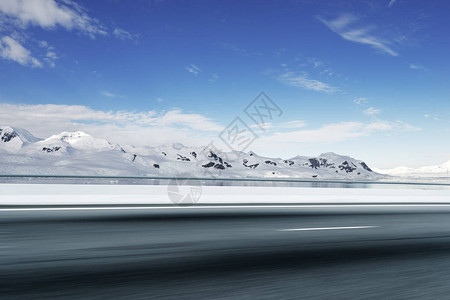 有雪山的空柏油路图片