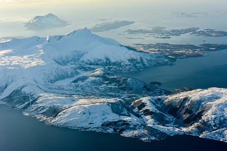 冬季挪威峡湾的山峰上有雪的空中图片