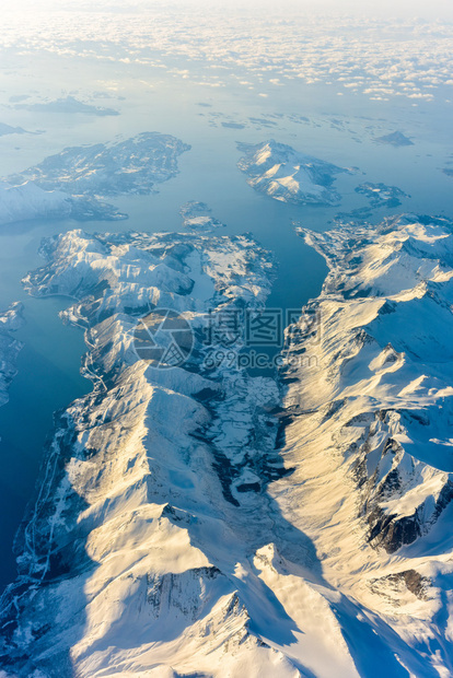 冬季挪威峡湾的山峰上有雪的空中图片