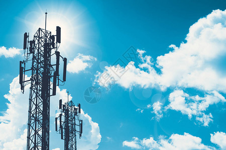 蓝色天空和文字空间上的3G4G电话池站双光影塔或3背景图片