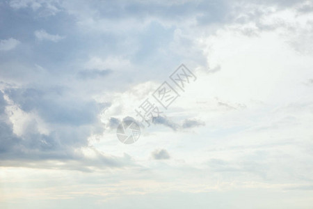 白色的阳光天空背景与蓝色的云彩图片