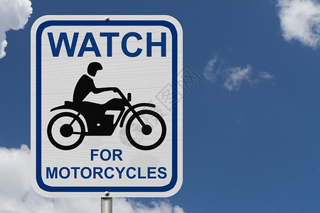 注意摩托车警告标志带有注意摩托车字样的道路警告标志和带有蓝天背景背景图片