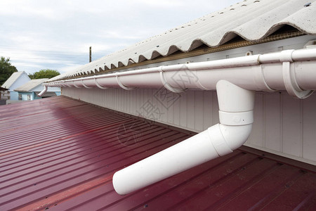 屋顶雨水槽系统的特写图片
