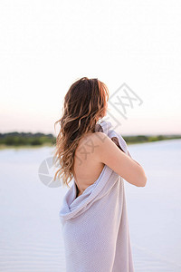 雨天背影女人的背影被裹在沙子上看日出背景