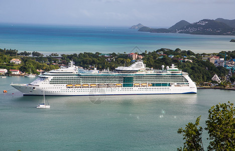 豪华游轮停靠在加勒比圣卢西亚港图片