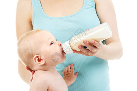 可爱的婴儿喝牛奶的照片图片