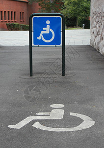 残疾人停车区的两个标志图片