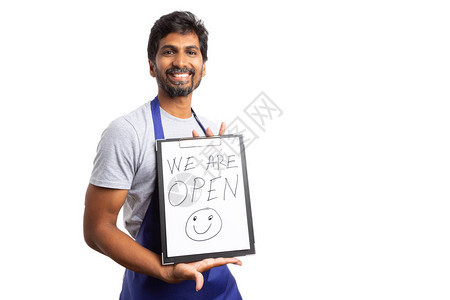 友善的印度男超级市或超市员工与我们一起持有剪贴板是开放文本和笑脸图片