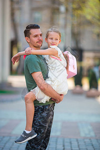 迷彩纹快乐的父亲和可爱的小女孩背景