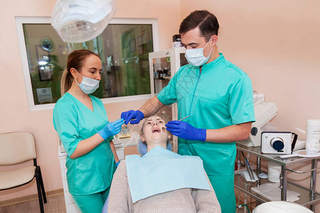 牙医和女病人图片