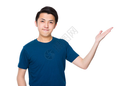 亚洲年轻人穿着蓝色t恤手掌张开图片