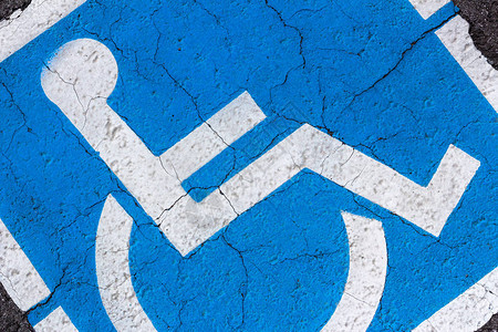 公路上的蓝色和白色障碍标志为残疾人保图片