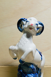 代表公羊动物的可爱小陶瓷雕塑图片