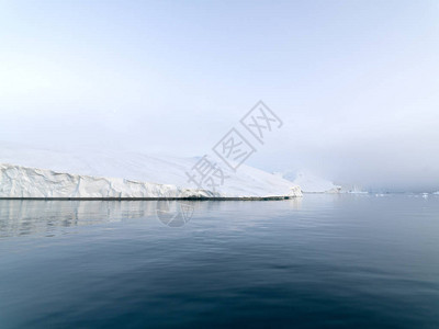 格陵兰北冰洋上的冰山图片