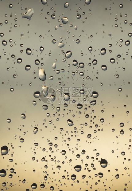 玻璃表面的水滴摘图片
