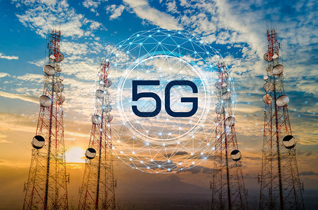 早晨天空中的5G电信塔天线傍晚天空图片