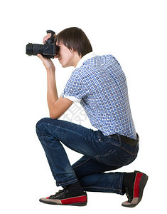 年轻男子摄影师用数码图片