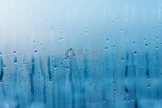 清晰玻璃窗上的凝结水滴雨水图片