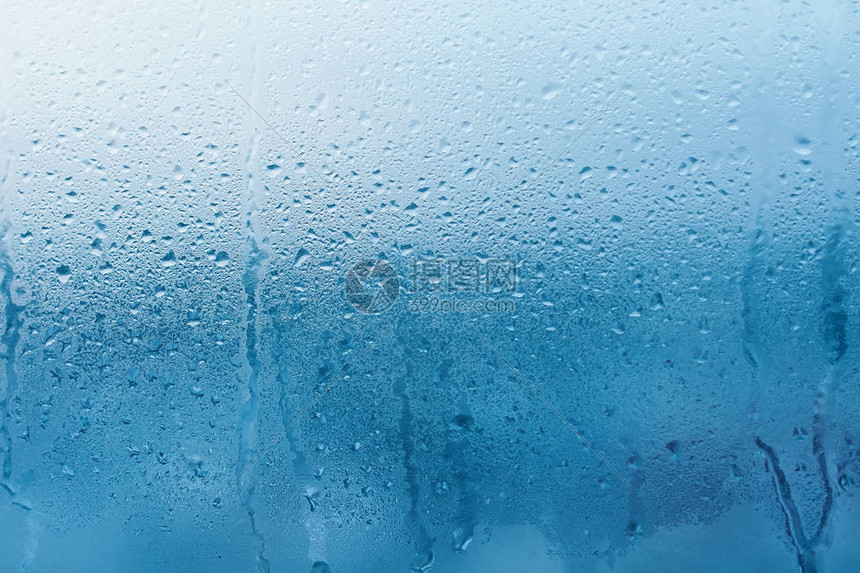 清晰玻璃窗上的凝结水滴雨水图片