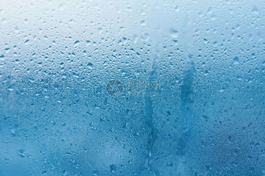 清晰玻璃窗上的凝结水滴雨水图片