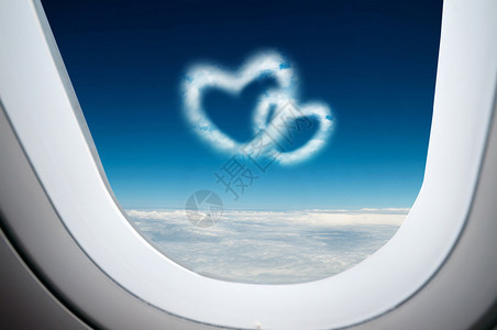 穿过飞机的窗户两颗心在蓝天图片