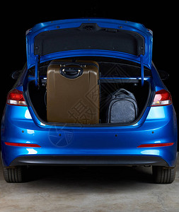 现代汽车后备箱的行李站黑色背景图片