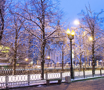 位于莫斯科的街道上清晨冬天图片