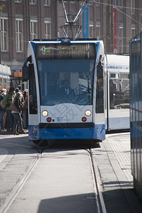 在阿姆斯特丹旅行的一种方式是公共交通电图片