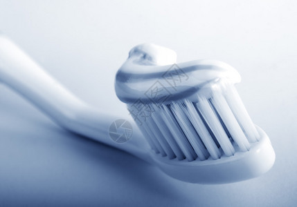 牙刷上的条纹牙膏背景图片