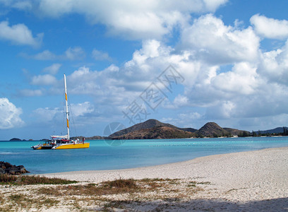 Catamaran离安提瓜和巴布达Jolly海滩岸外的加勒比小安的列斯群图片