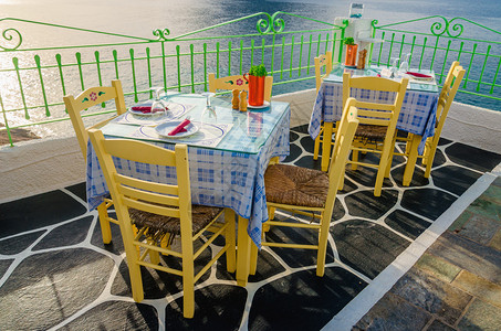 希腊餐厅的餐桌图片