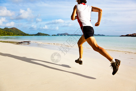 沙滩男子奔跑背景